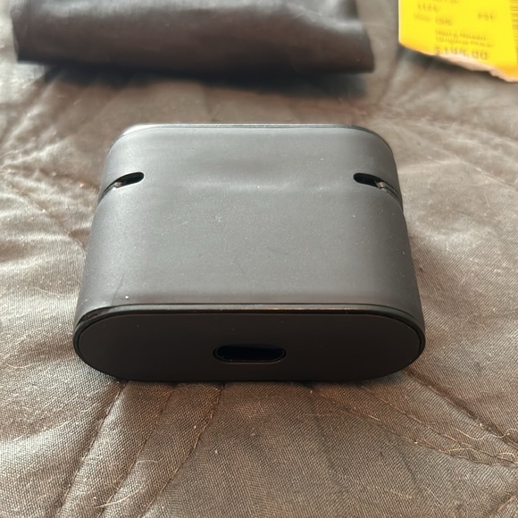 Dolce & Gabbana air pods case - Picture 2 of 3